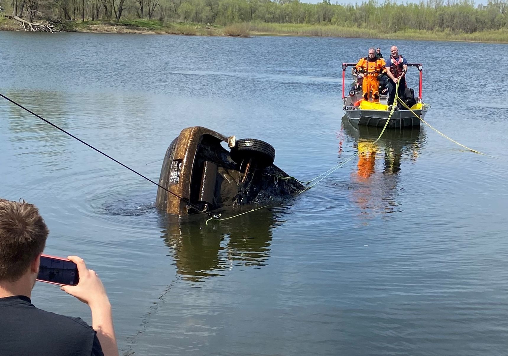 050220ho-car-lake-1